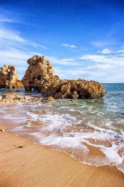 Güzel sahil okyanus, Algarve, Portekiz. Aga dalgaları kırmak