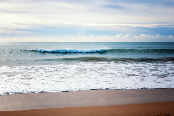 Wunderschöne Meereslandschaft, Wellenrollen am Sandstrand, Tropen, Urlaub — Stockfoto