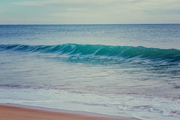 Bela paisagem marinha, onda rolando em uma praia de areia, trópicos, vaca — Fotografia de Stock