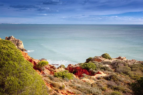 Güzel sahil okyanus, Algarve, Portekiz. Aga dalgaları kırmak — Stok fotoğraf