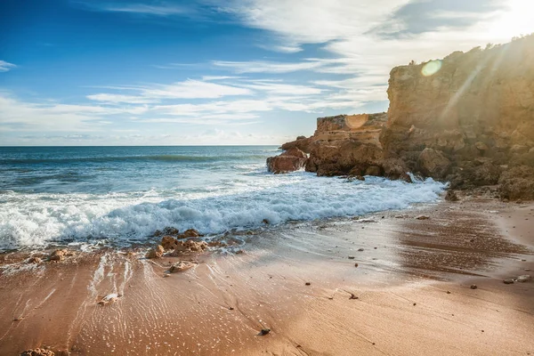 Bela costa do oceano, Algarve, Portugal. Ondas quebrar aga — Fotografia de Stock