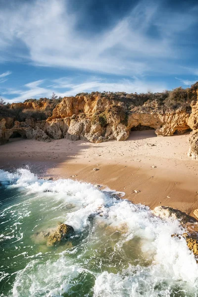 Beautiful coast of the ocean, Algarve, Portugal. Waves break aga — Stock Photo, Image