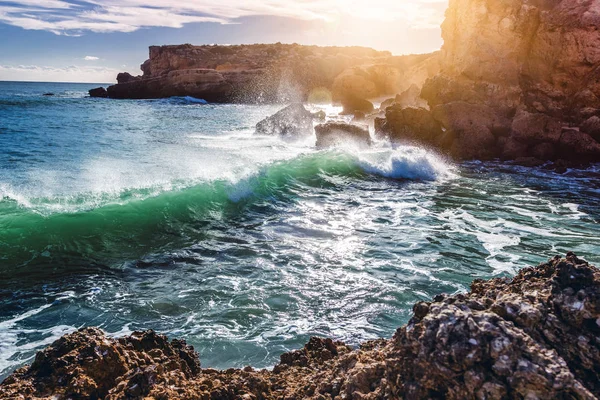 Piękne wybrzeże Oceanu, Algarve, Portugalia. Fale uderzające aga — Zdjęcie stockowe