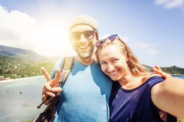 Junges glückliches Paar macht Selfie auf Handy mit Blick auf Beau — Stockfoto