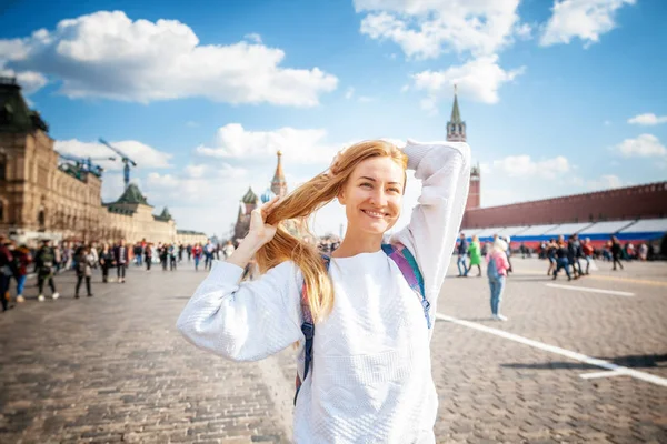 Piękna młoda dziewczyna rosyjski z blond włosami na tle o — Zdjęcie stockowe