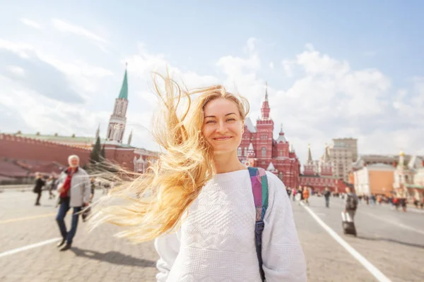 Hermosa joven rusa con el pelo rubio en el fondo o — Foto de Stock