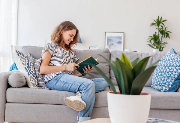 Portrait d'une belle jeune fille élégante lisant un livre à hom — Photo