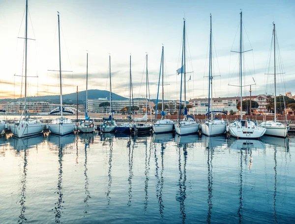 Zeehaven met boten en jachten aan de Cote d'Azur in Frankrijk bij su — Stockfoto