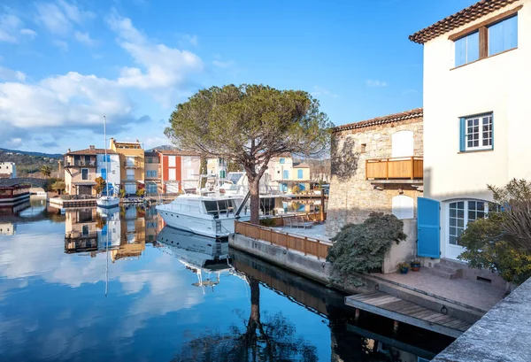 Cidade colorida sobre a água, Porto de Grimaud, C =te d 'Azur, Franc — Fotografia de Stock