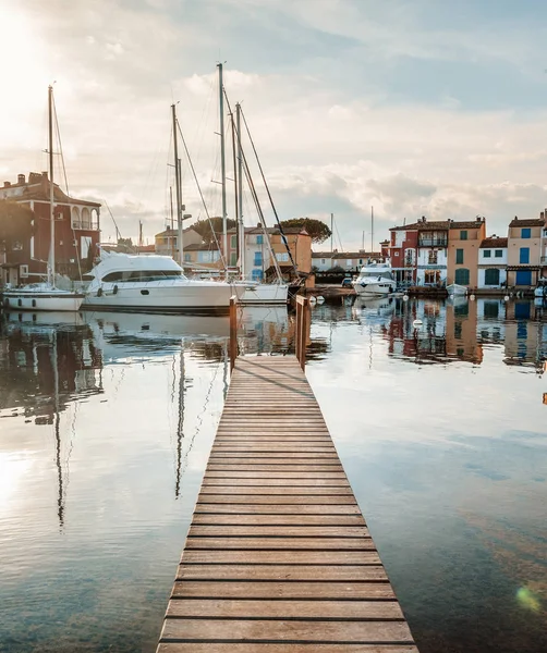 Houten pier, de haven van Grimaud, Frankrijk — Stockfoto