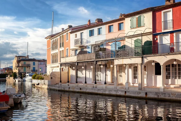 Cidade colorida sobre a água, Porto de Grimaud, C =te d 'Azur, Franc — Fotografia de Stock