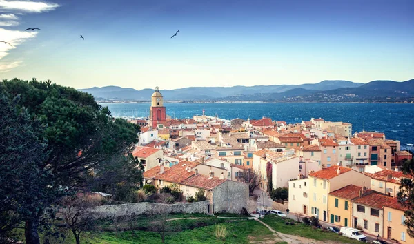 Pohled na města Saint-Tropez, Provence, Azurové pobřeží, populárn — Stock fotografie