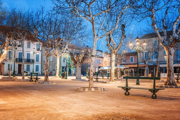 Saint Tropez, Fransa, şehir ışıkları ve gece merkezi kare Il