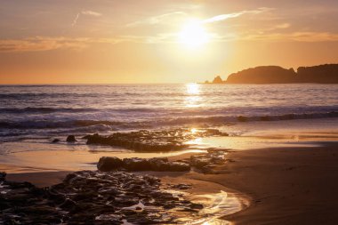 Günbatımı, Algarve, Portekiz Atlantik sahilinde. Güzel çarpıcı 