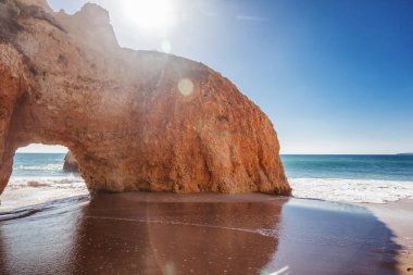 kayalar ve cliff arasında gizli kumlu plaj güzel Deniz Manzaralı