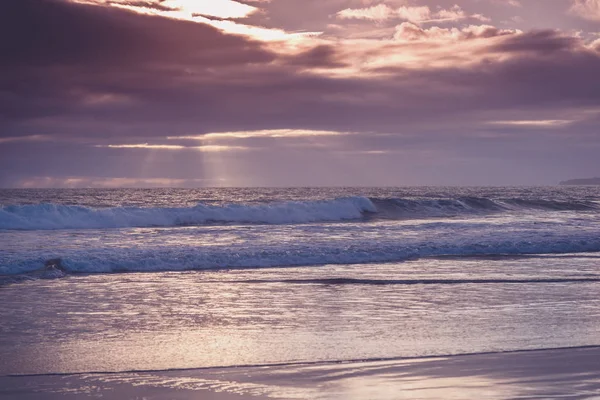 ビーチ、美しいパステル調の色彩と太陽の光線の夕日 — ストック写真