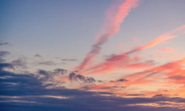 Bellissimo cielo al tramonto con nuvole, sfondo astratto naturale e — Foto Stock