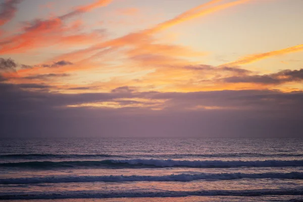 Sonnenuntergang am Strand, schöne Pastelltöne und Sonnenstrahlen — Stockfoto