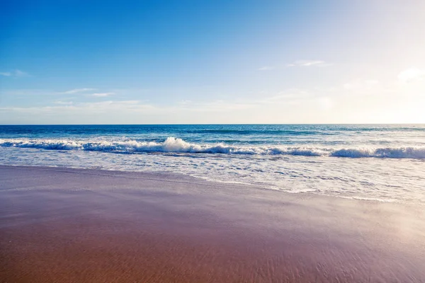 Minimalistischer Meereshintergrund, blauer Ozean, Sandstrand, grelles Licht — Stockfoto