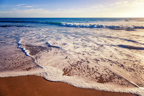 Fundo do mar minimalista, oceano azul, praia arenosa, brilho de t — Fotografia de Stock