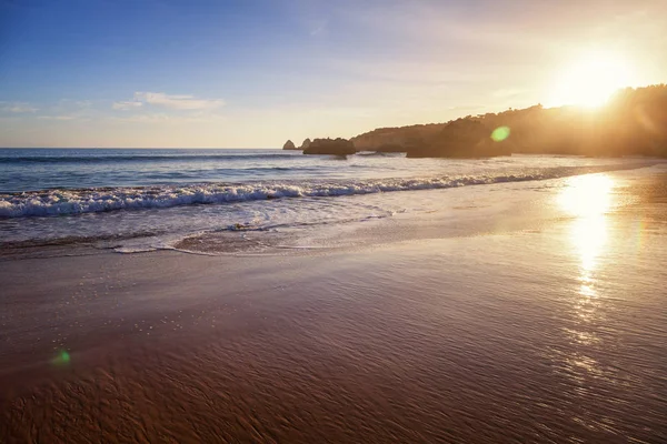 Costa Atlântica ao pôr do sol, Algarve, Portugal. Impressionante linda — Fotografia de Stock