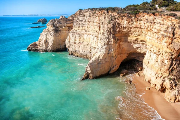 Bela vista mar com praia de areia secreta entre rochas e penhasco — Fotografia de Stock