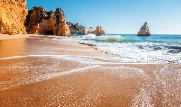 Bela vista mar com praia de areia secreta entre rochas e penhasco — Fotografia de Stock