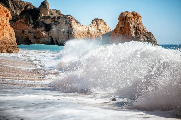 Bela vista mar com praia de areia secreta entre rochas e penhasco — Fotografia de Stock