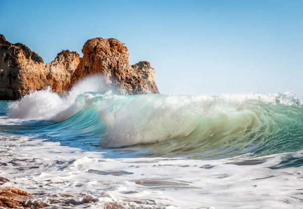 Όμορφη θέα στη θάλασσα με μυστική αμμουδιά ανάμεσα στα βράχια και γκρεμό — Φωτογραφία Αρχείου