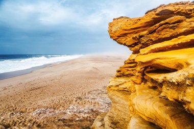 Atlantik Okyanusu, güzel deniz manzarası, Po üzerinde sarı kum uçurumlar