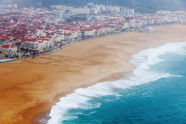 Orilla del mar en Nazare, Portugal, cuando llueve niebla —  Fotos de Stock