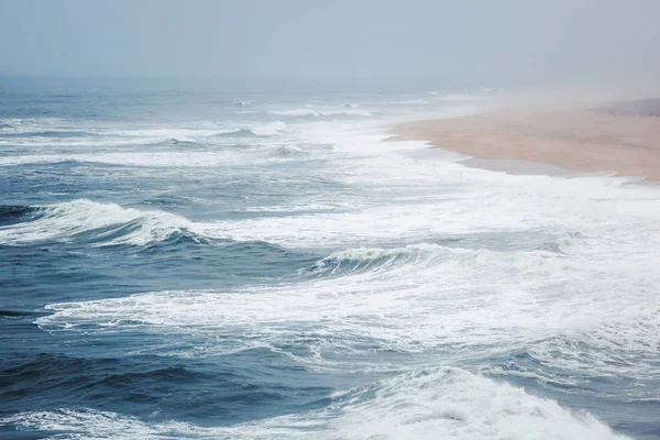 Kusten av Atlanten i en storm, Portugal, stadsdelen N — Stockfoto