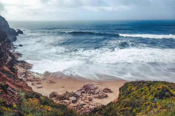 Kust van de Atlantische Oceaan in de buurt van een storm, Portugal, N — Stockfoto
