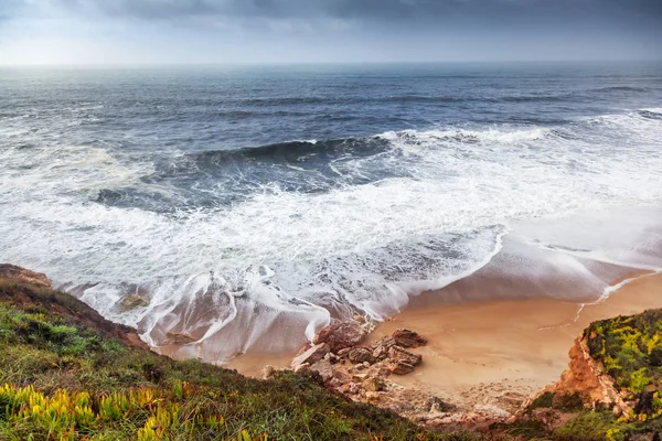 Kust van de Atlantische Oceaan in de buurt van een storm, Portugal, N — Stockfoto