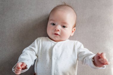 Komik tatlı gülümseyen yeni doğmuş bir bebek, ab resimden portresi