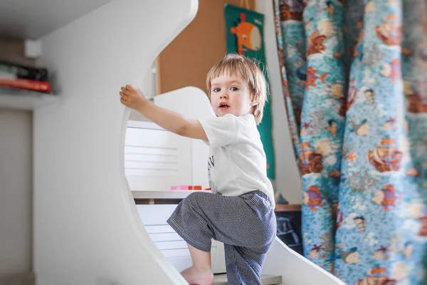 Bébé garçon drôle mignon 2 ans dans la chambre des enfants, portrait — Photo