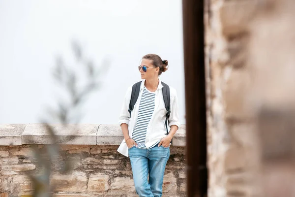 Портрет стильной молодой женщины в джинсах и белой рубашке на — стоковое фото