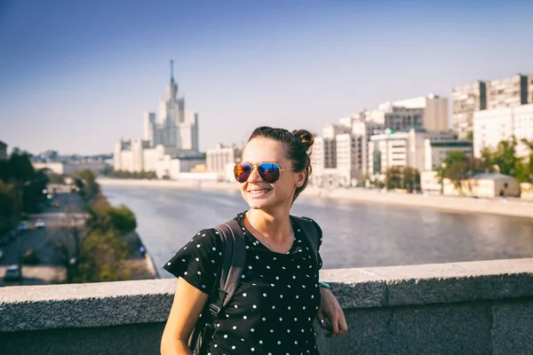 Una giovane turista ammira la vista del centro di Mosca a — Foto Stock