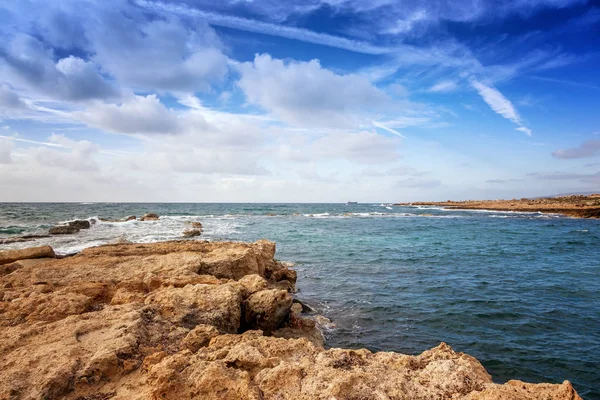 Ένα φανταστικό τοπίο εντυπωσιακό πολύχρωμο, μια ακτή μπλε της θάλασσας, η c — Φωτογραφία Αρχείου