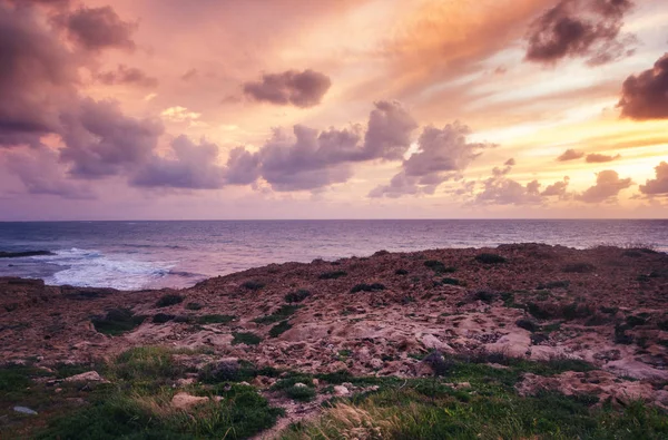 Bellissimo paesaggio nuvoloso sul mare, alba e tramonto girato — Foto Stock