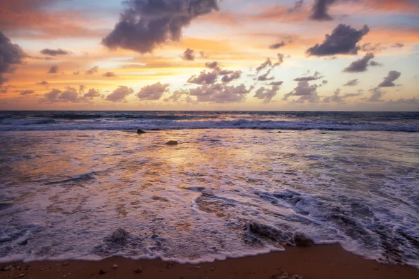 Mooie cloudscape over de zee, zonsopgang en zonsondergang schot — Stockfoto