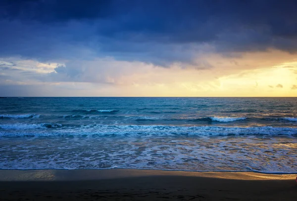 Bela paisagem nublada sobre o mar, nascer do sol e pôr do sol tiro — Fotografia de Stock