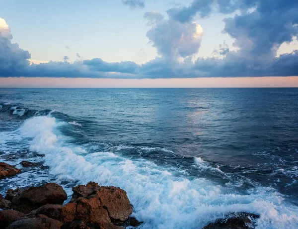 Mooie cloudscape over de zee, zonsopgang en zonsondergang schot — Stockfoto