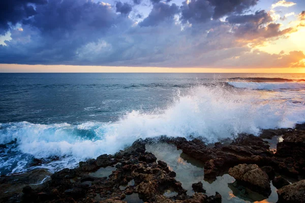 Bellissimo paesaggio nuvoloso sul mare, alba e tramonto girato — Foto Stock