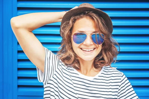 Ritratto di una bella divertente ragazza hipster felice che indossa un cappello a — Foto Stock