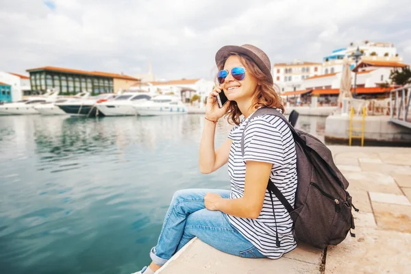 Jeune belle femme voyageur dans un chapeau parler sur un téléphone mobile — Photo