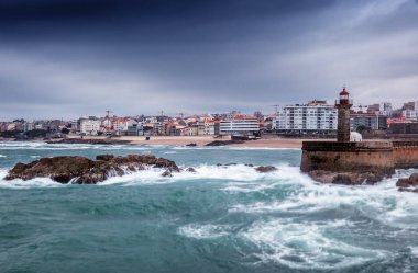 Okyanus kıyısında bir deniz feneri Porto, güzel şehir manzarası, bulutlu havalarda kenti ile