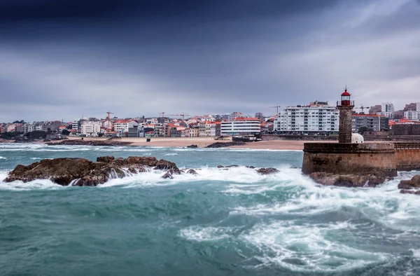 Costa Dell Oceano Con Faro Porto Bellissimo Paesaggio Della Città — Foto Stock