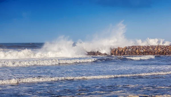 美丽的海景 海浪打破了防波堤 海洋的力量 — 图库照片