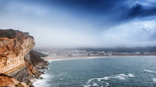 Riva Dell Oceano Nazare Portogallo Caso Pioggia Nebbiosa — Foto Stock